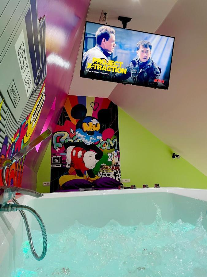 Capsule Forever Young - Jacuzzi - Sauna - Billard - Arcade De Jeux - Netflix & Home Cinema - Ping Pong Hastiere-par-dela Exterior foto